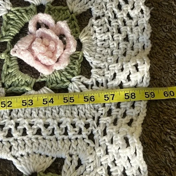 Handmade square afghan roses white pink green - Picture 5 of 9